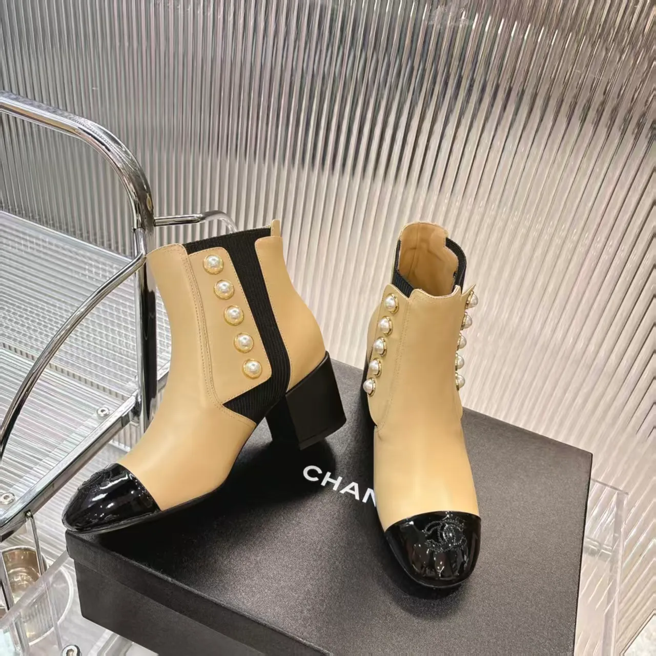 👟👟Ex-factory price 680👟👟 (top version) 𝗖𝗛𝗔𝗡𝗘𝗟𝟐5 years of Chanel𝐅𝐖Must-have for autumn and winter rhombus motorcycle boots Martin boots Xiaoxiangjia's super classic motorcycle boots sweet and cool shape can easily increase the height of the foot and elongate the legs. It is fashionable and fashionable with pearls One-to-one reproduction of the original 👟Material: First-layer cowhide ▪️Heel height: 6.5𝐜𝐦 ▪️Lining: sheepskin ▫️𝐒𝐢𝐳𝐞:𝟑𝟓-𝟒𝟏𝐌(𝟒𝟎, 𝟒𝟏 customization is not returnable) ▪️Sole: original 1:1 molded leather outsole ▫️Color: black, white, apricot (three colors included) ▪️Combined with original full set of packaging📦